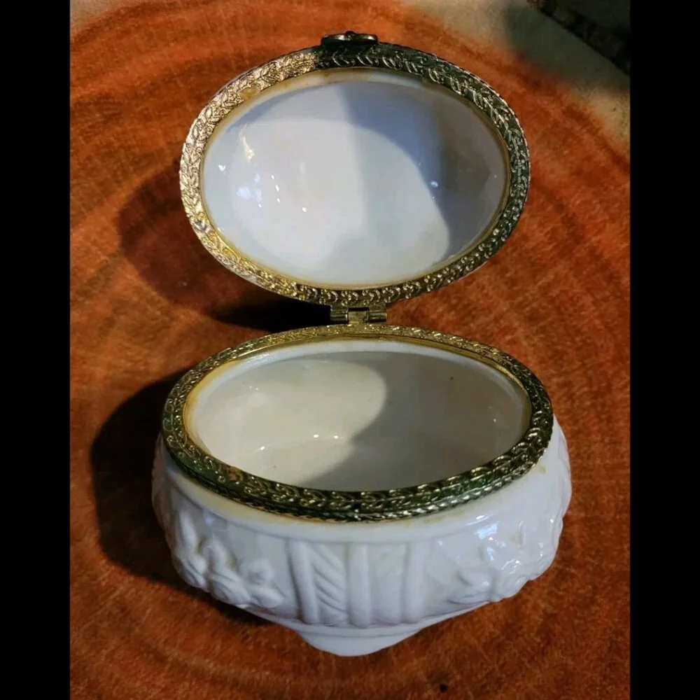 🌹 Antique White Bisque Porcelain Trinket Jewelry Box W. Gold Trimming & Roses